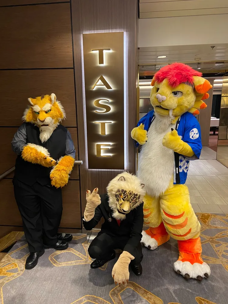 雄獅邀請可愛的老虎先生們一同搭船，許多小朋友一起床就吵著要去餐廳找他們！（photo from FB社團/NCL挪威奮進號 郵輪 討論區）