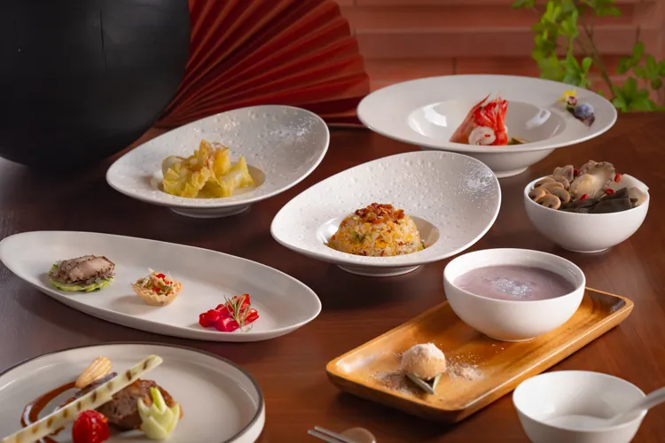 二泊三食方案，則另可提供中式餐廳至寶軒晚餐套餐，大啖鮑魚剝皮辣椒燉雞湯、金蒜飛魚卵虎蝦、慢烤秘制牛小排、七星柴魚玉穗娃娃菜、鴛鴦金沙香苗炒飯等套餐式料理，讓旅人也能一飽花東道地特色食材。業者提供