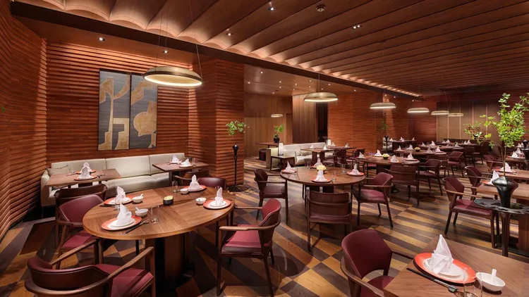 至寶軒整體空間將傳統建築工藝的砌紅磚牆、山形屋頂、木雕花屏風巧妙融入設計細節，刻畫出滿盈文化韻味的雅致空間，結合精緻雋永的道地粵菜料理，為宴客款待的上選之所。業者提供