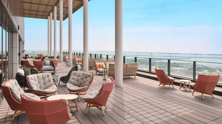 入住二泊三食方案，每房再加贈「SKY Bar天空吧」500元面額抵用券乙張。SKY Bar星空吧坐擁高空景觀，更面向寬敞的太平洋，讓旅人皆能享受放空的靜謐時光。業者提供