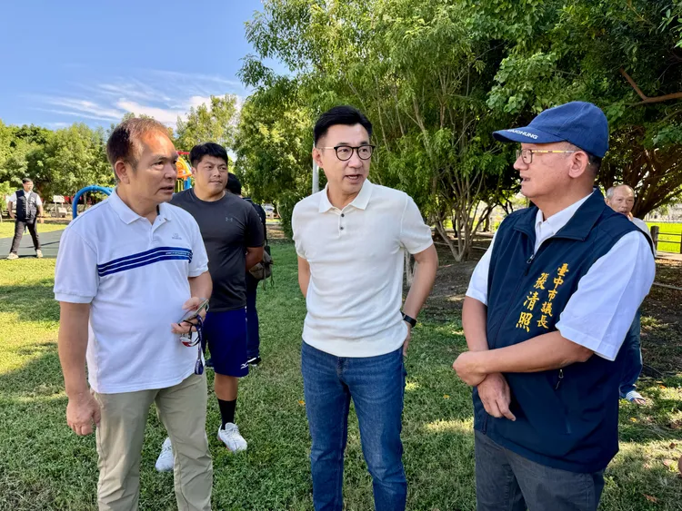 江啟臣與台中市議長張清照，共同爭取室內自由車館。民眾提供