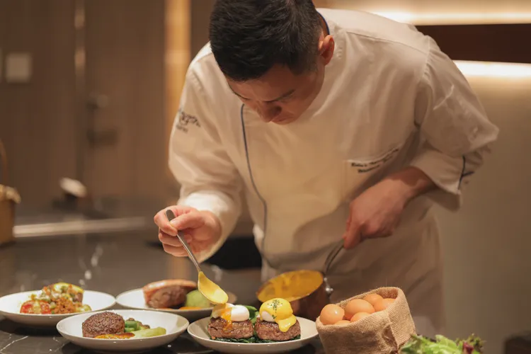 晶華酒店的漢堡排以高溫鎖住肉汁精華，能品嘗到酥脆焦香與軟嫩多汁兩種風味。業者提供