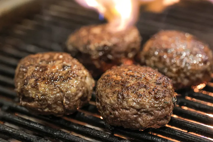 晶華酒店的漢堡排以高溫鎖住肉汁精華，能品嘗到酥脆焦香與軟嫩多汁兩種風味。業者提供