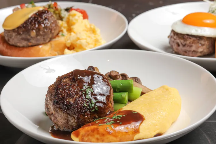 「和洋漢堡排套餐」中的番茄起司歐姆蛋。業者提供