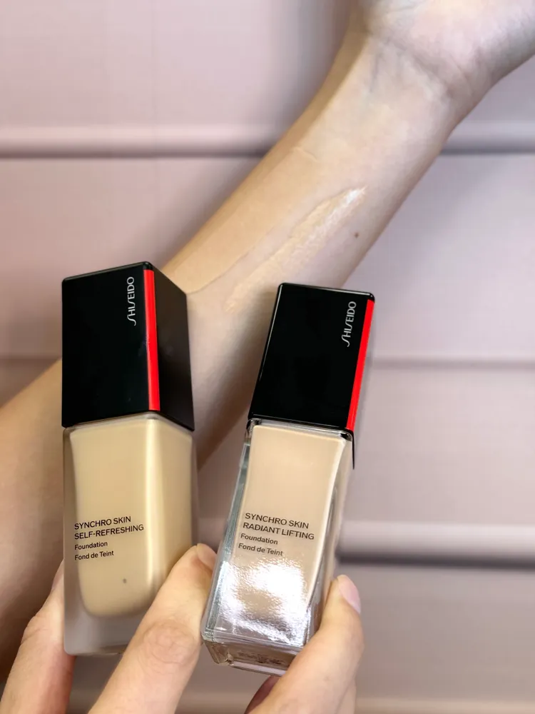 資生堂超進化持久粉底N（左）30ml／2000元、超進化光感緊緻粉底N（右）30ml／2200元。張家玲攝