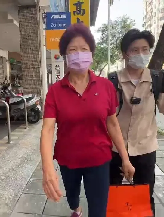 黃母被檢調帶走。翻攝畫面