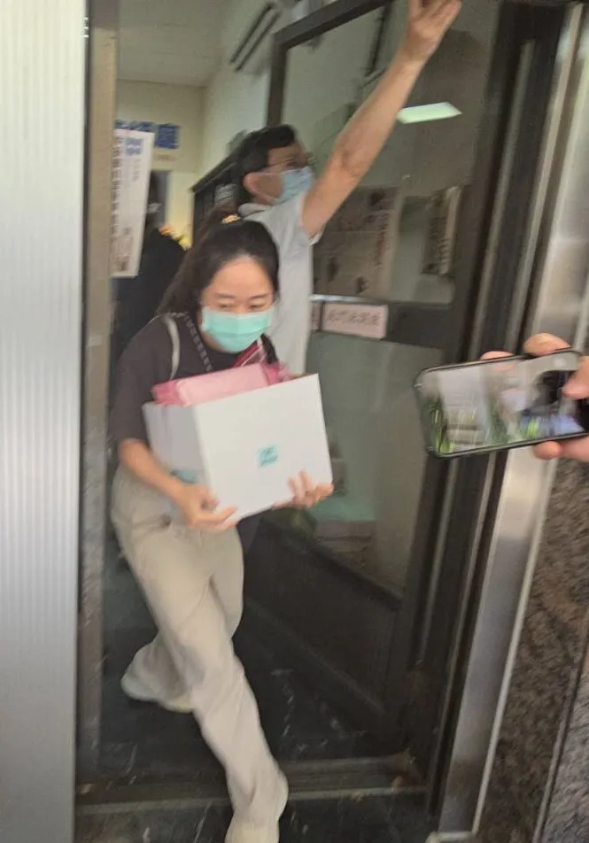 調查員帶走資料。翻攝畫面