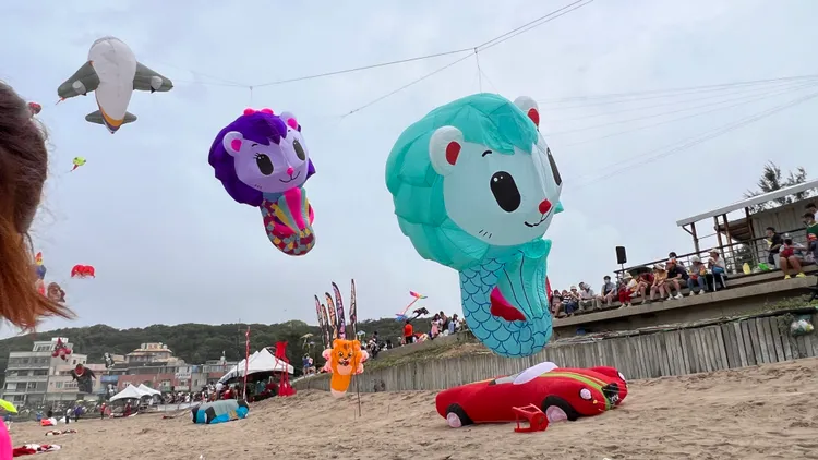 各式大型海洋生物風箏飛上天爭奇鬥艷，現場還有文創市集與各式活動，適合親子一起來玩。區公所提供