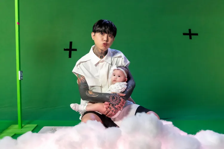 謝和弦抱著愛女入鏡。馬槽音樂提供