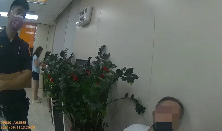 松山警到場攔阻詐騙。警方提供