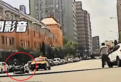 台中驚見女子「學狗爬」過馬路 疑遭男駕駛強迫!卻搭他車離開