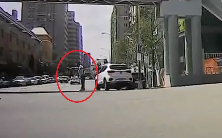 男駕駛對著女子比出「跪地爬行」的手勢，女子果然照做。翻攝「社會事新聞影音」