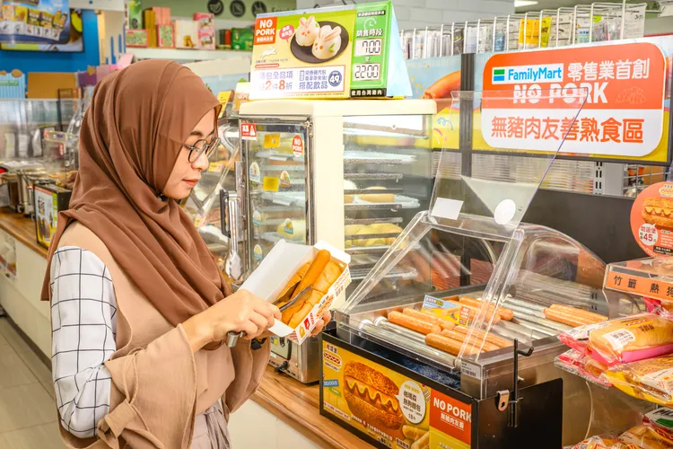 專門為移民工及特殊飲食族群開發的2款無豬肉成分熱狗。全家提供