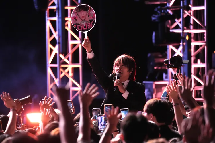 TANAKA下台與粉絲互動，高舉自己的應援扇。彭欣偉攝