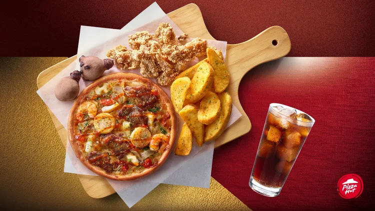 「菲力干貝奢華獨饗套餐盒」一個人也能享用屋馬聯名披薩。必勝客提供