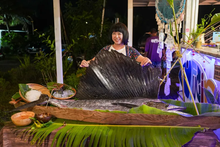 遊客與芭蕉旗魚合影。田欣雲攝影