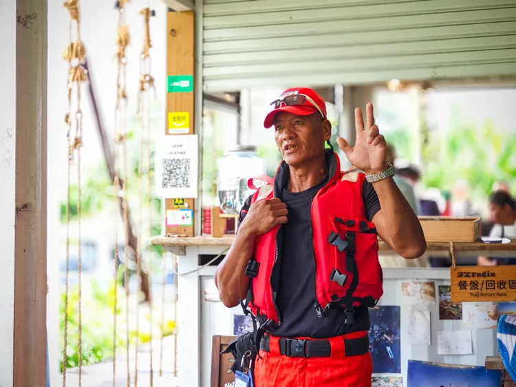 划獨木舟前的活動須知解說、領救生衣、換裝、操槳示範、換穿膠鞋等步驟，都在這裡進行。田欣雲攝影