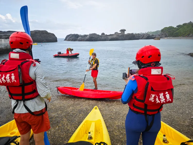 在石雨傘漁港畔跟隨教練暖身、複習動作。田欣雲攝影