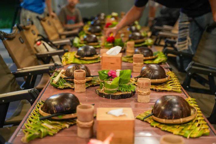 沙灘月光宴的餐具十分講究。田欣雲攝影