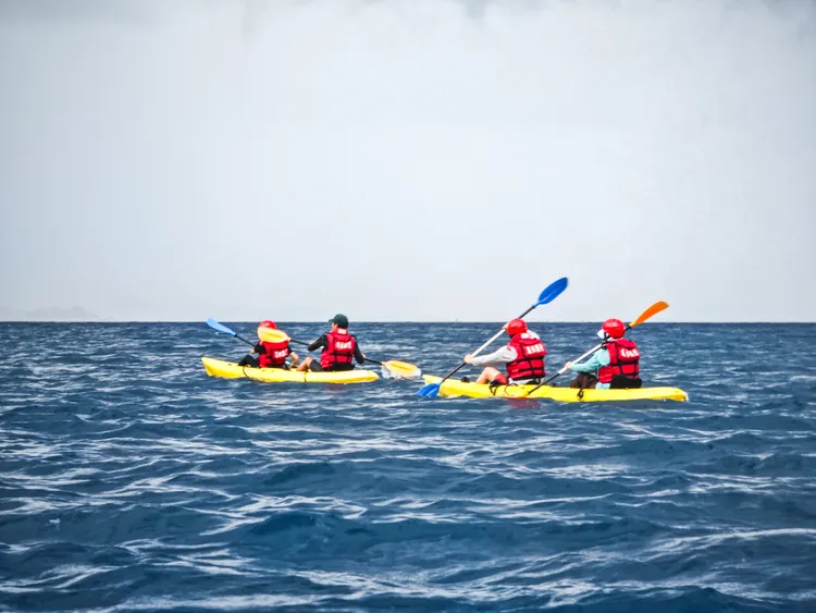 在太平洋划獨木舟，感受一望無際的藍。田欣雲攝影