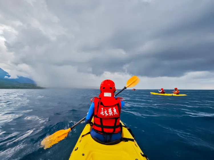 遠方的烏雲伴隨雨瀑灑落，景色壯美中帶著些許嚇人。田欣雲攝影
