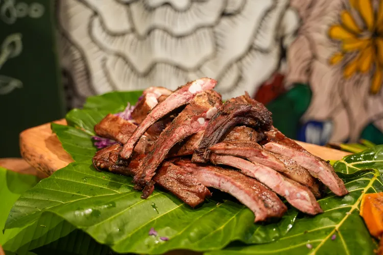 煙燻豬肋排使用了原住民擅長的燻烤技法，嘗起來又多了份刺蔥與果香。田欣雲攝影