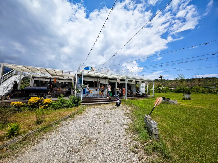 「浮定戶外休閒餐酒館」是整趟兩天一夜遊程的大本營。田欣雲攝影