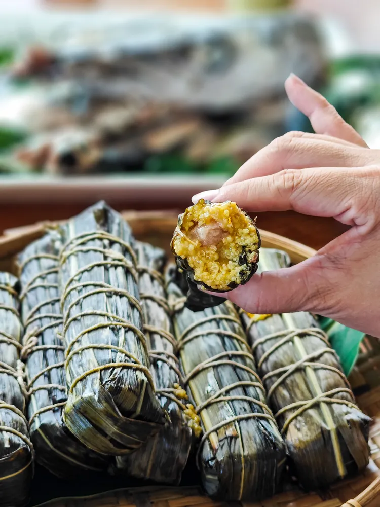 阿粨裹著的假酸漿葉，有助消化。田欣雲攝影