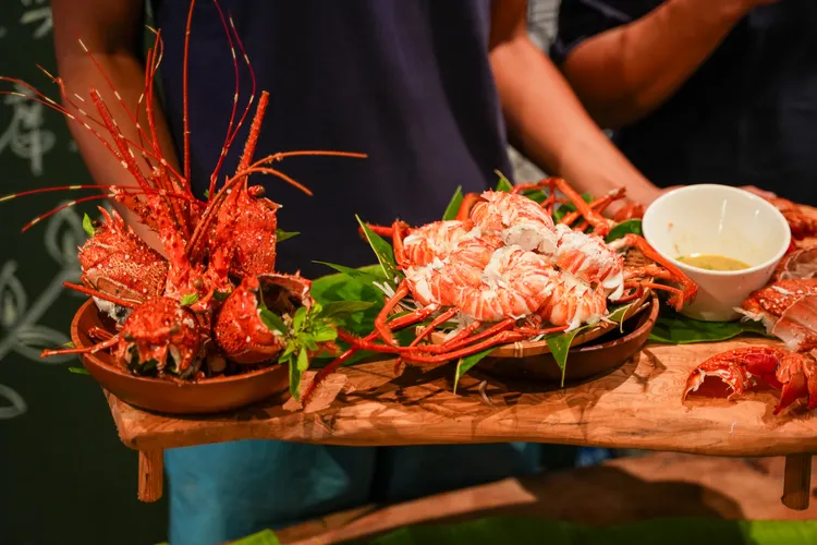 龍蝦上桌！引得眾人一陣驚呼。田欣雲攝影