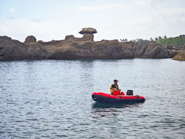 海上獨木舟從石雨傘漁港出發，隨隊有救生艇戒護。田欣雲攝影