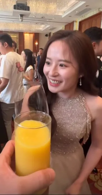 HOOK姊姊CC在婚宴上跟賓客致意。翻攝阿滴IG