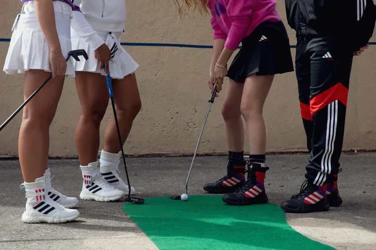 adidas CODECHAOS JAY3LLE高筒鞋款以綁帶設計、頂級皮革穿孔細節顛覆傳統美感。品牌提供