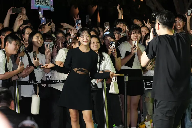 金世正親切跟場外粉絲合照。彭欣偉攝