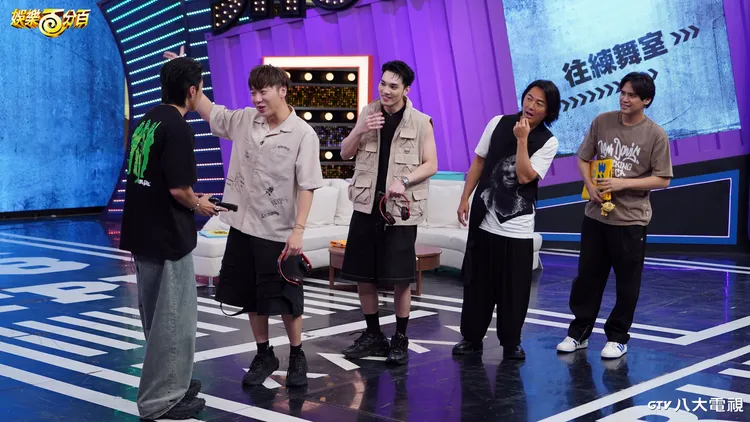 接力遊戲，賴晏駒（左二）成遊戲黑洞。八大提供