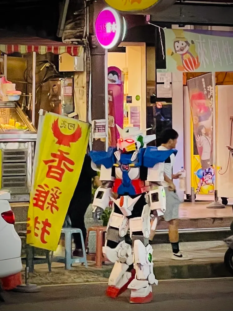 高雄一位陳姓男子熱愛扮演「鋼蛋」，在市區四處遊走。鋼蛋陳先生提供