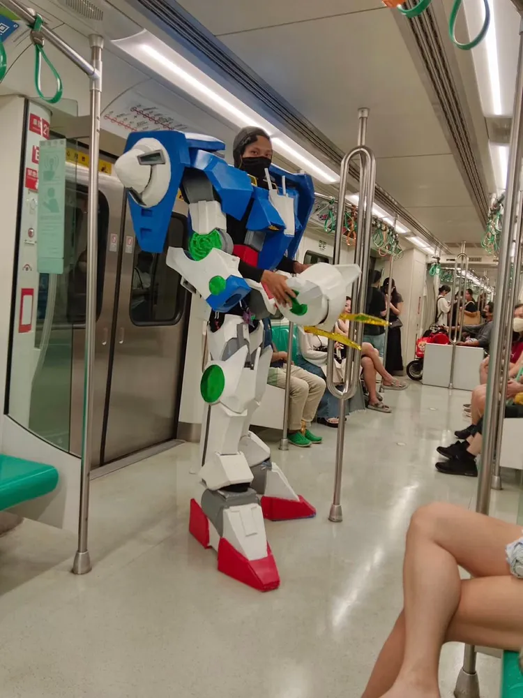 高雄一位陳姓男子熱愛扮演「鋼蛋」，在市區四處遊走。鋼蛋陳先生提供