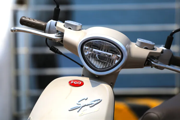 PGO Spring 125 Soteria標準配備LED遠近頭燈，前飾板也新增Soteria專屬貼飾。林浩昇攝