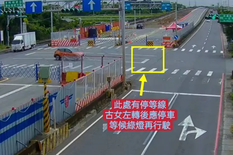 古女左轉時未在停等線停車而闖紅燈。大園警分局提供