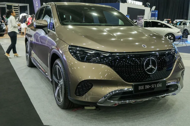 仁川起火的賓士EQE 350+車款。路透