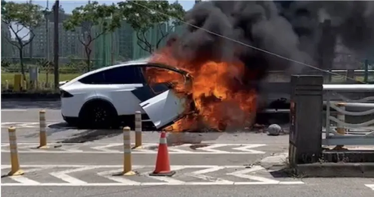 林志穎開特斯拉撞擊起火。翻攝記者爆料網