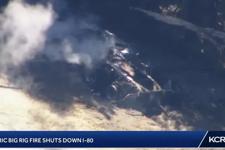 特斯拉Semi電動卡車撞樹燒成廢鐵。翻攝自X @brian_henderson