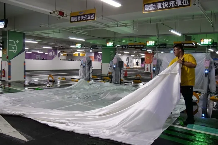 新北市交通局將在所有公營停車場配置電動車滅火毯。新北交通局提供