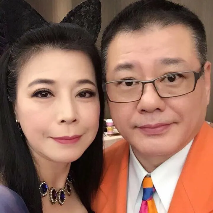 台灣資深藝人安迪也命喪食道癌，2018年過世享年57歲。圖為與妻子阿娥合照。