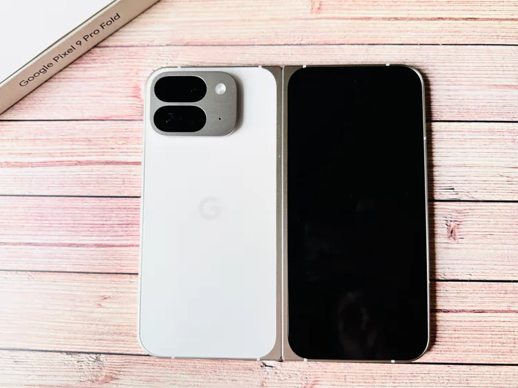 Pixel 9 Pro Fold 6.3吋外螢幕外螢幕與霧面玻璃讓整體看起來更有質感。趙筱文 攝影