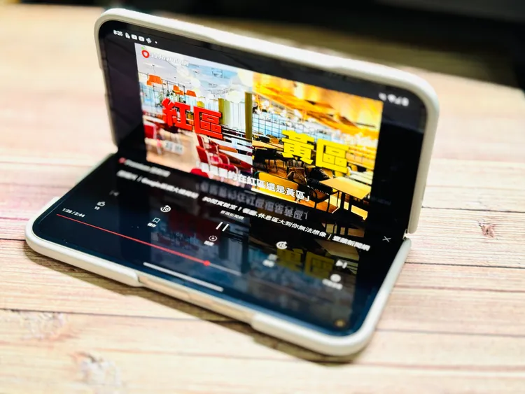 Pixel 9 Pro Fold支援多角度調整。趙筱文 攝影