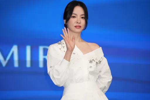 宋慧喬睽違7年登台露香肩辣腿！百名媒體擠爆記者會被美翻