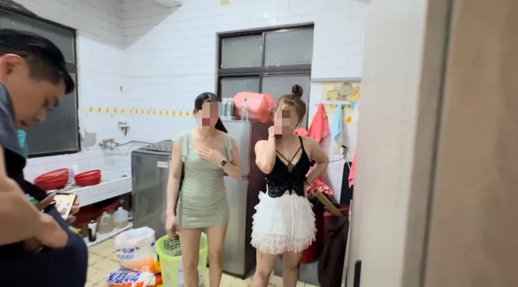 警方進入養生館搜查，還有越籍女子正等著與男客配對。翻攝照片