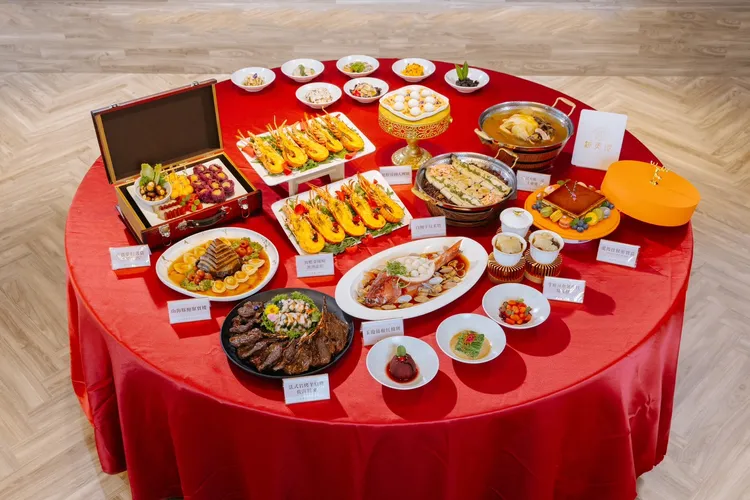 新天地餐飲集團為國內第一家掛牌上市的餐飲集團，旗下擁有四大宴會品牌遍布北中南8大宴會廳，成為國內大型宴會餐飲龍頭。業者提供