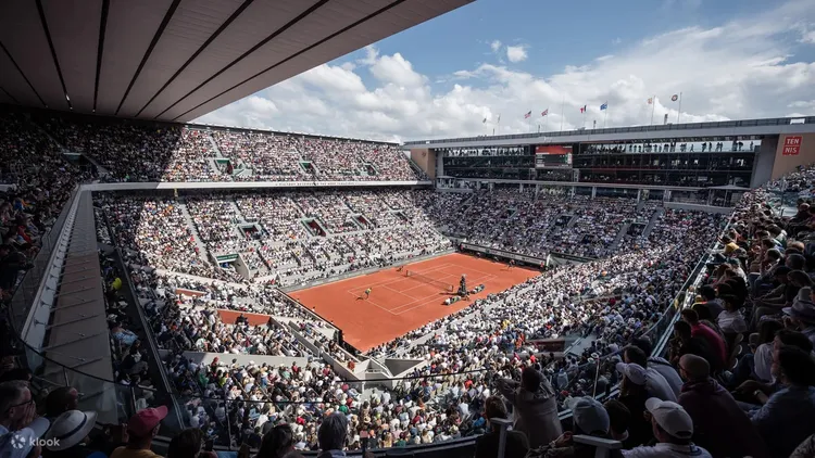 透過Klook羅蘭·加洛斯球場後台之旅，探索奧運網球賽和法網的比賽場地、球員更衣室等。業者提供