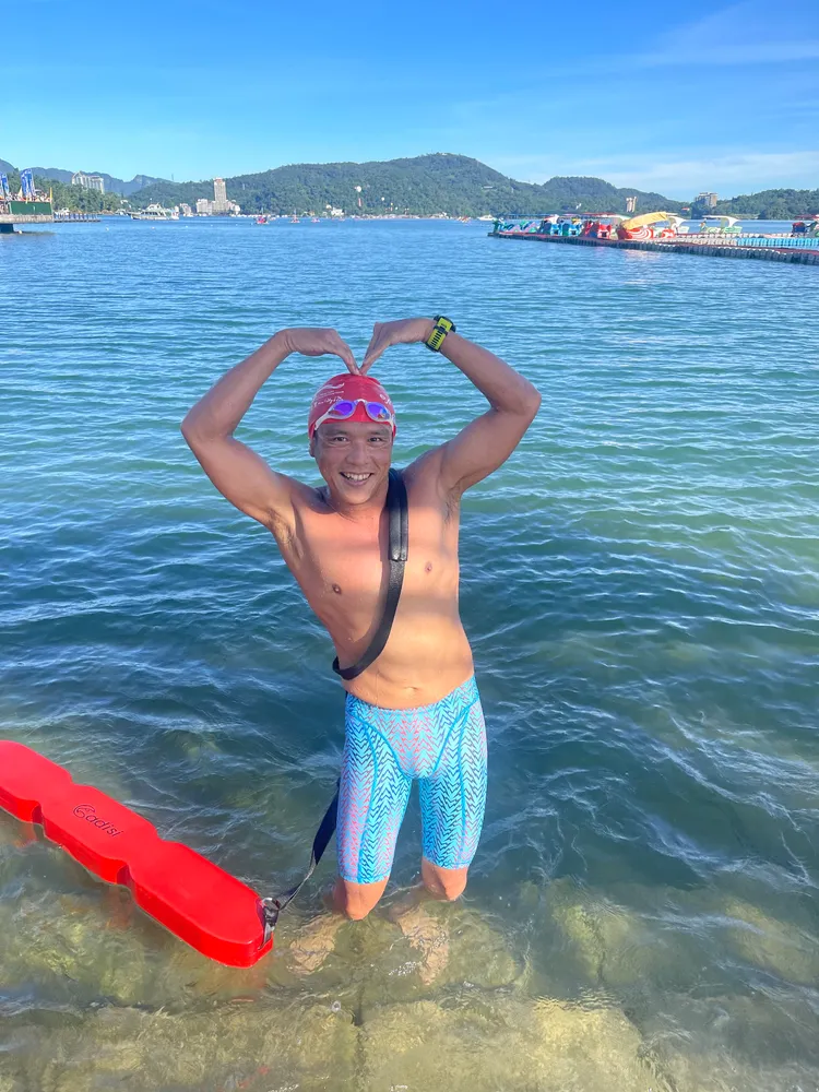 第一位上岸的泳士余信輝。南投縣府提供